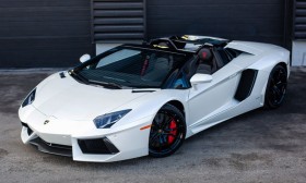 Photo de l&rsquo;ext&eacute;rieur de la Lamborghini Aventador Roadster 2016 , l&rsquo;avant du v&eacute;hicule.