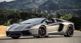 Photo de l&rsquo;ext&eacute;rieur de la Lamborghini Aventador SV Roadster 2016 , l&rsquo;avant du v&eacute;hicule.