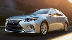 Photo de l&rsquo;ext&eacute;rieur de la Lexus ES 300h Hybride 2016, l&rsquo;avant du v&eacute;hicule.
