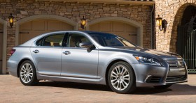 Photo de l&rsquo;ext&eacute;rieur de la Lexus LS 600h Hybride 2016, l&rsquo;avant du v&eacute;hicule.