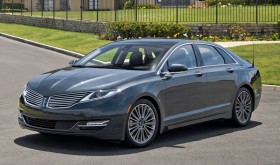 Photo de l&rsquo;ext&eacute;rieur de la Lincoln MKZ 2016, l&rsquo;avant du v&eacute;hicule.