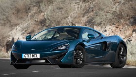 Photo de l&rsquo;ext&eacute;rieur de la McLaren 570 GT 2016, l&rsquo;avant du v&eacute;hicule.