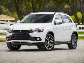 Photo de l&rsquo;ext&eacute;rieur de la Mitsubishi Outlander 2016, l&rsquo;avant du v&eacute;hicule.