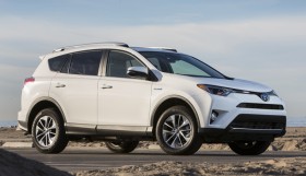Photo de l&rsquo;ext&eacute;rieur de la Toyota RAV4 Hybride 2016, l&rsquo;avant du v&eacute;hicule.