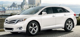 Photo de l&rsquo;ext&eacute;rieur de la Toyota Venza 2016, l&rsquo;avant du v&eacute;hicule.