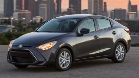 Photo de l&rsquo;ext&eacute;rieur de la Toyota Yaris Berline 2016, l&rsquo;avant du v&eacute;hicule.