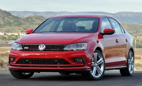 Photo de l&rsquo;ext&eacute;rieur de la Volkswagen Jetta GLI 2016, l&rsquo;avant du v&eacute;hicule.