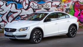 Photo de l&rsquo;ext&eacute;rieur de la Volvo S60 Cross Country 2016, l&rsquo;avant du v&eacute;hicule.